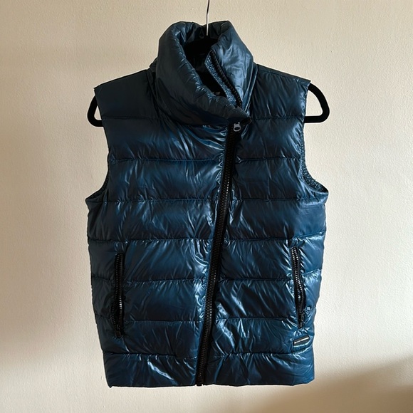 DKNY Sport Asymmetrical Full Zip Down Filled Water Repellent Quilted Puffer Vest - Picture 6 of 7
